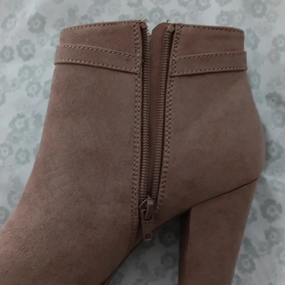 Cute tan suede boots - Picture 4 of 11